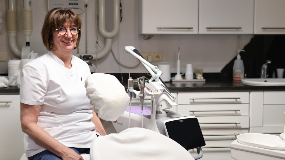 Beatrijs Deruyter met laser voor mondzorg