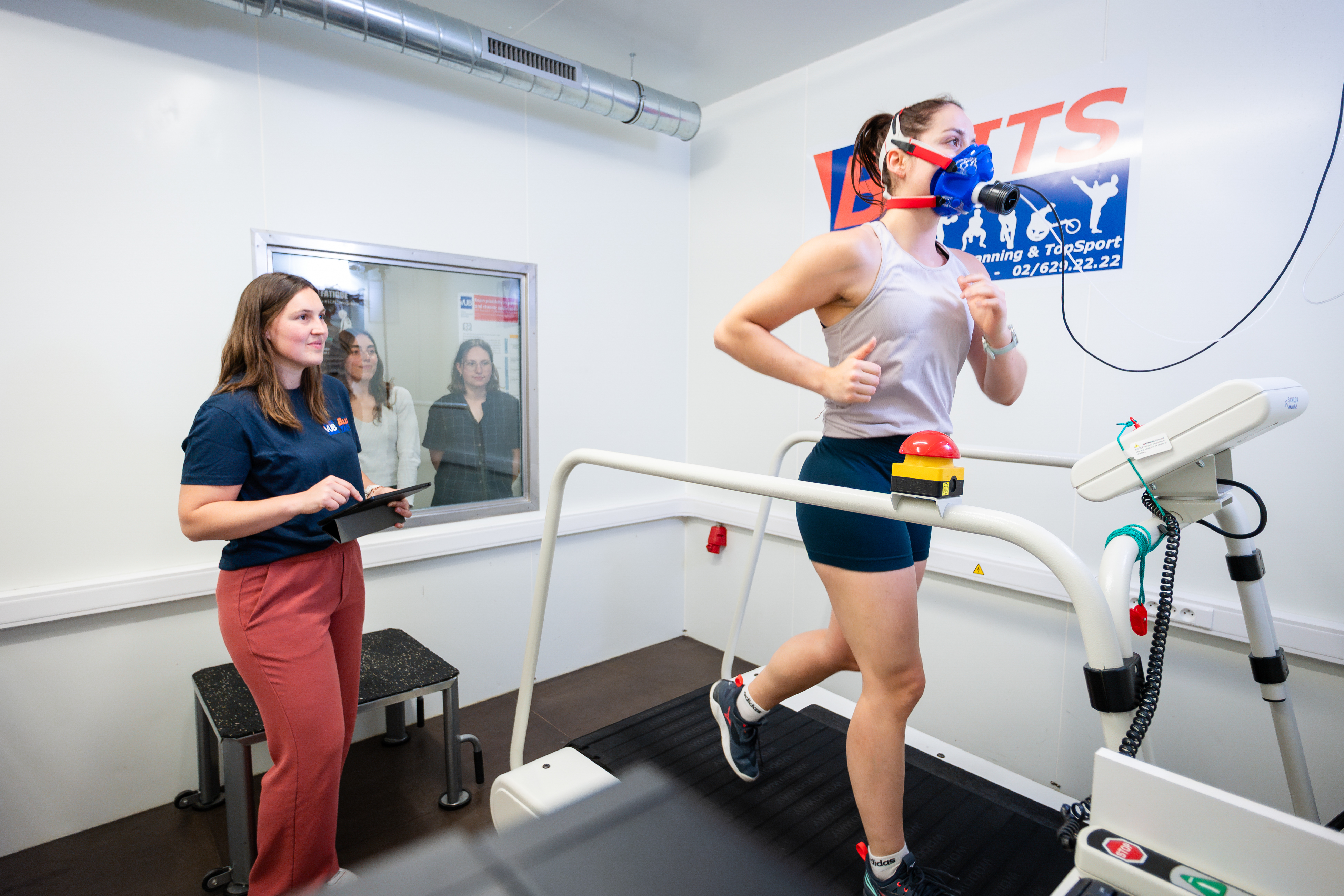 Onderzoeker bij sporter tijdens inspanningstest