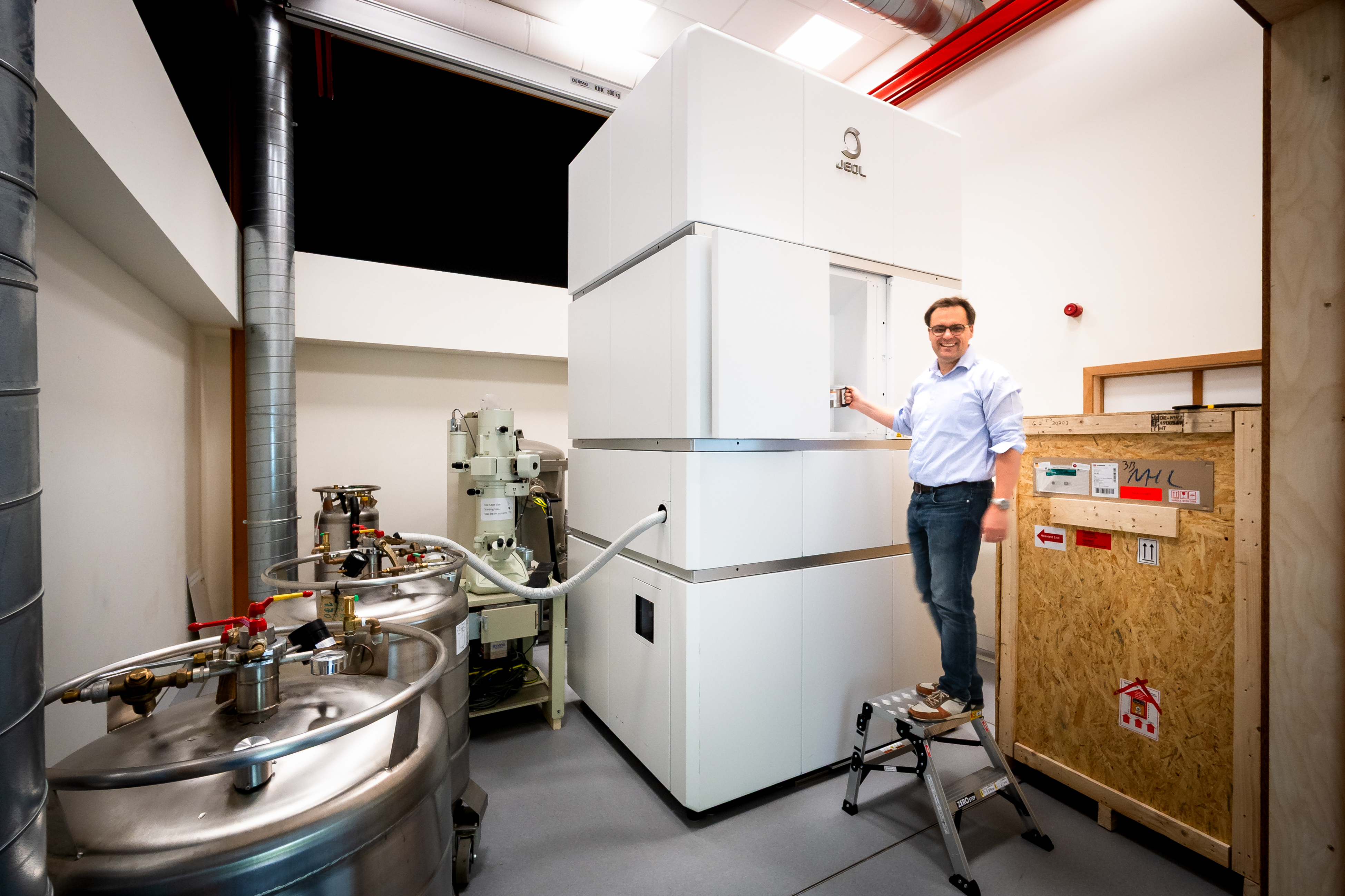 Rouslan Efremov toont de Electron Cryogene Microsope.