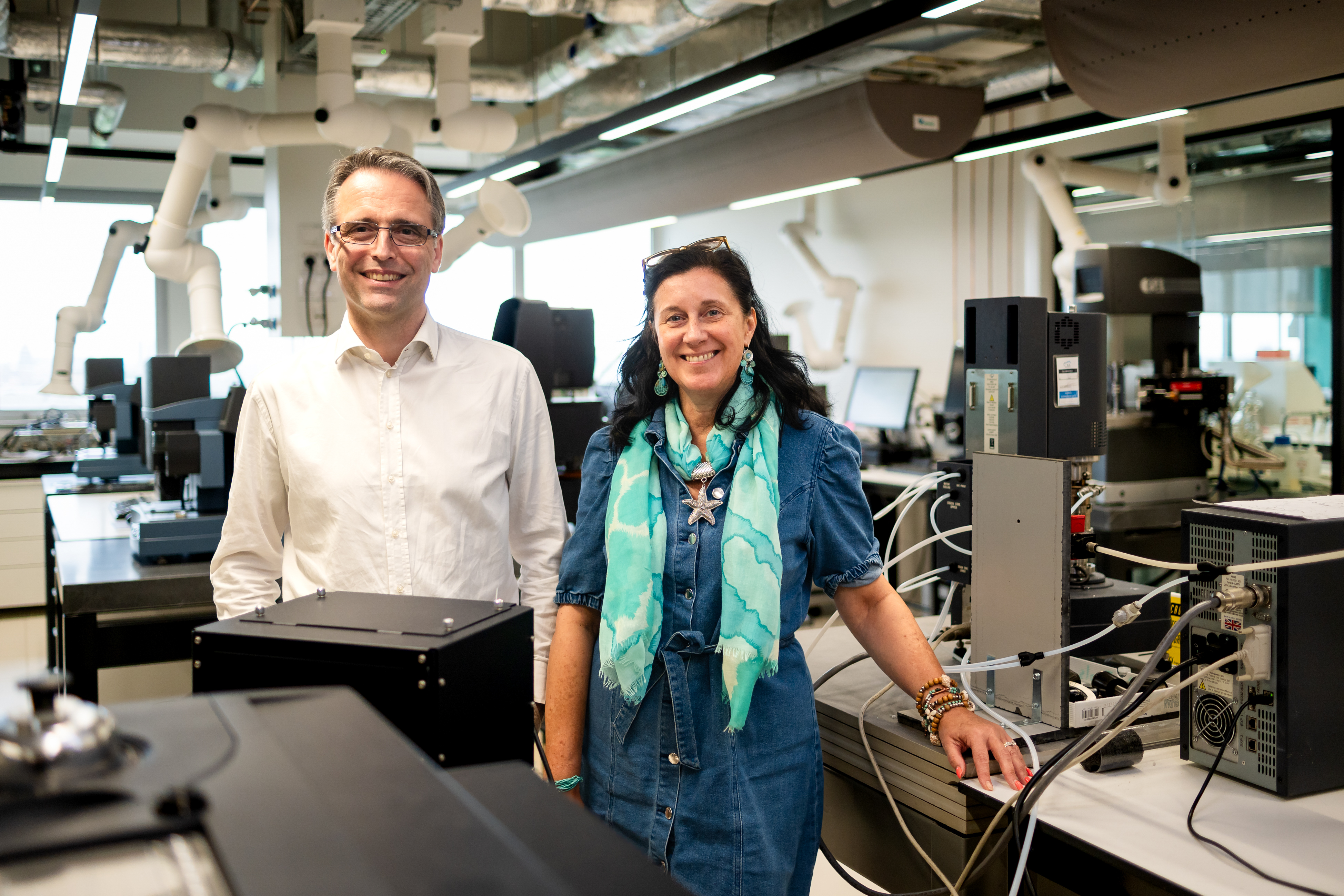 Guy Van Assche and Iris De Graeve in lab