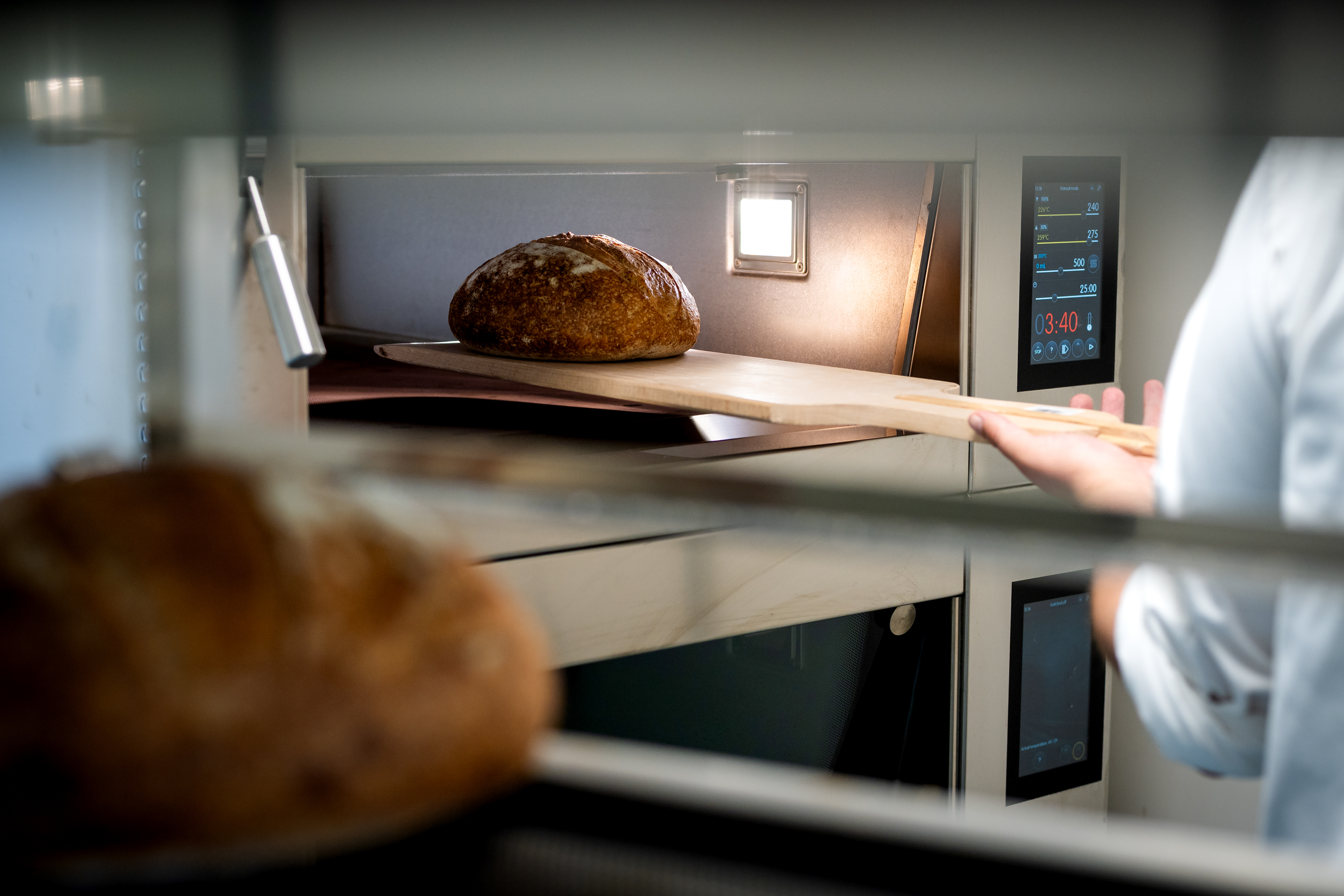 Onderzoeker haalt vers brood uit de oven