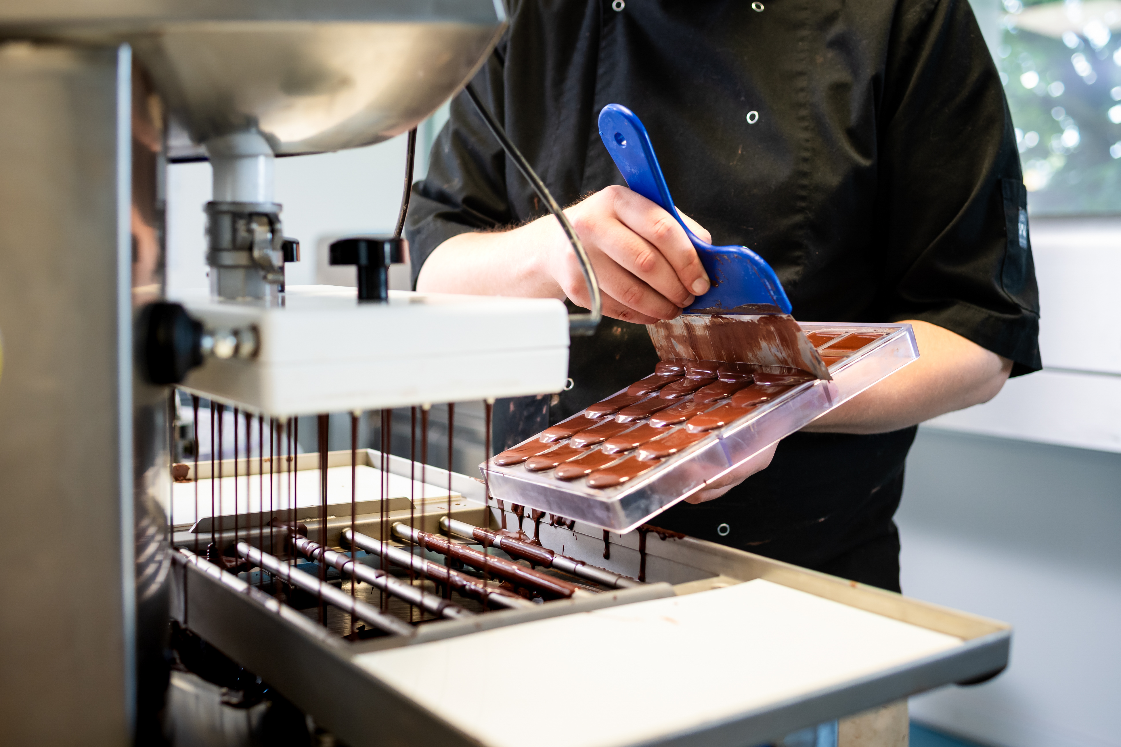 Onderzoeker aan de slag met chocolade