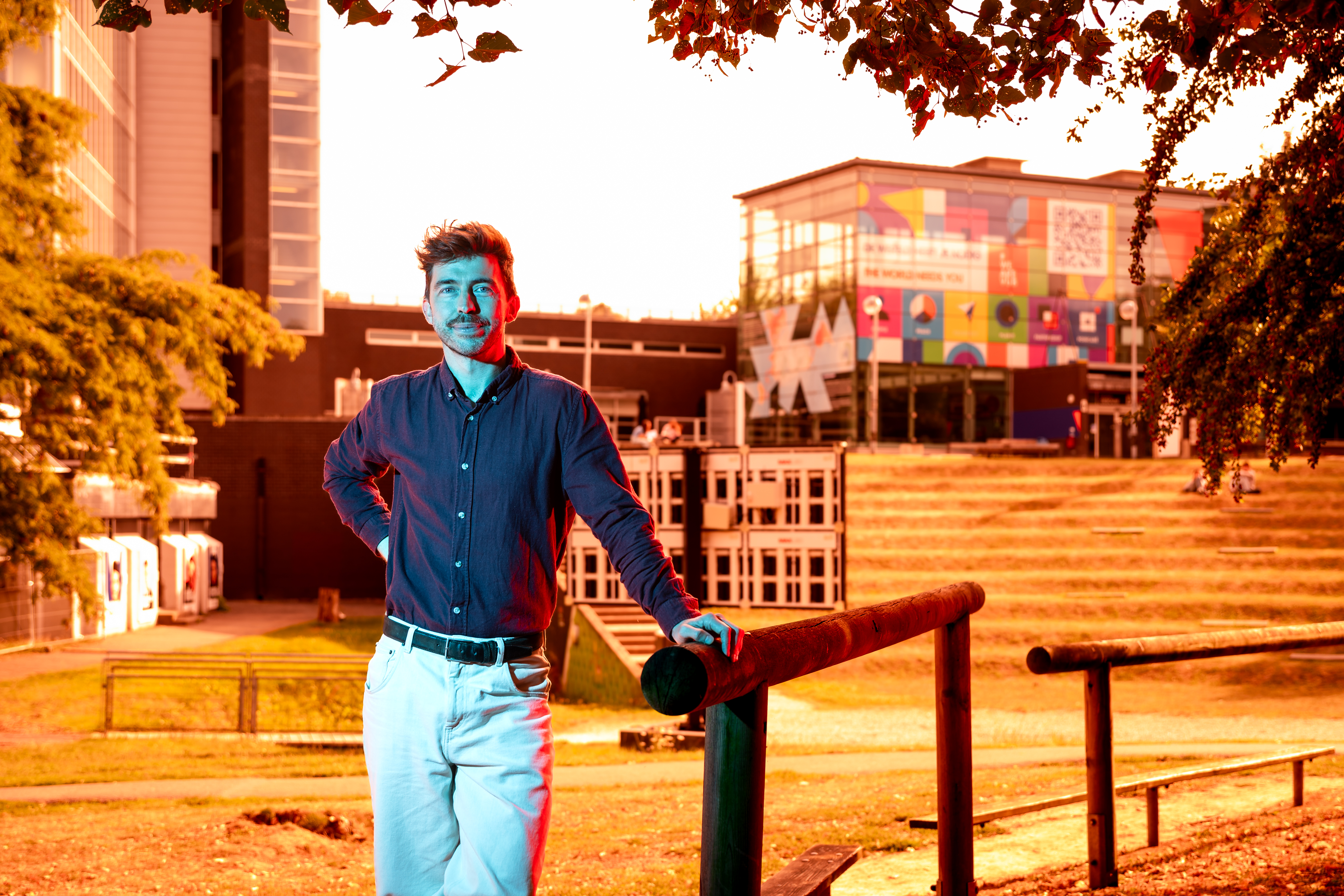 Vincent Ginis in front of VUB campus