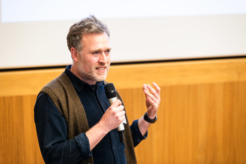 Rob Heyman met een microfoon