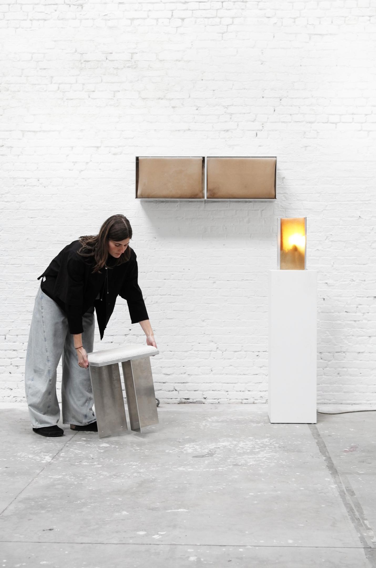 Anouk Verstuyft toont haar meubelontwerpen