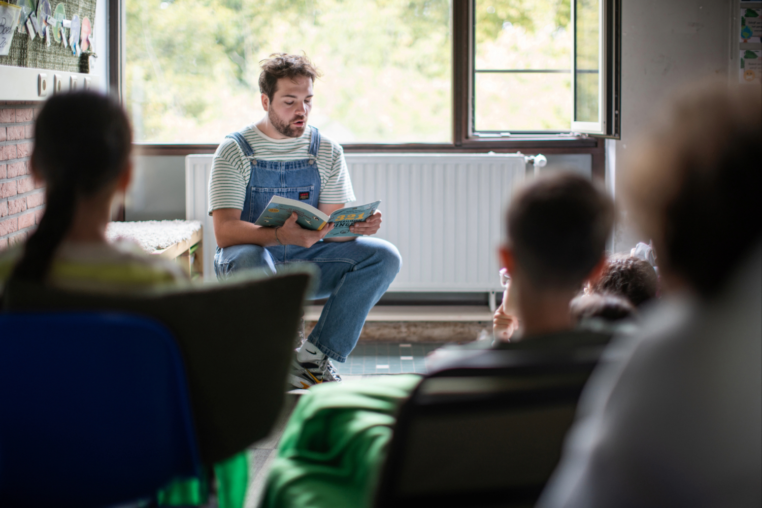Leerkracht Frederik Steyvers voor de klas